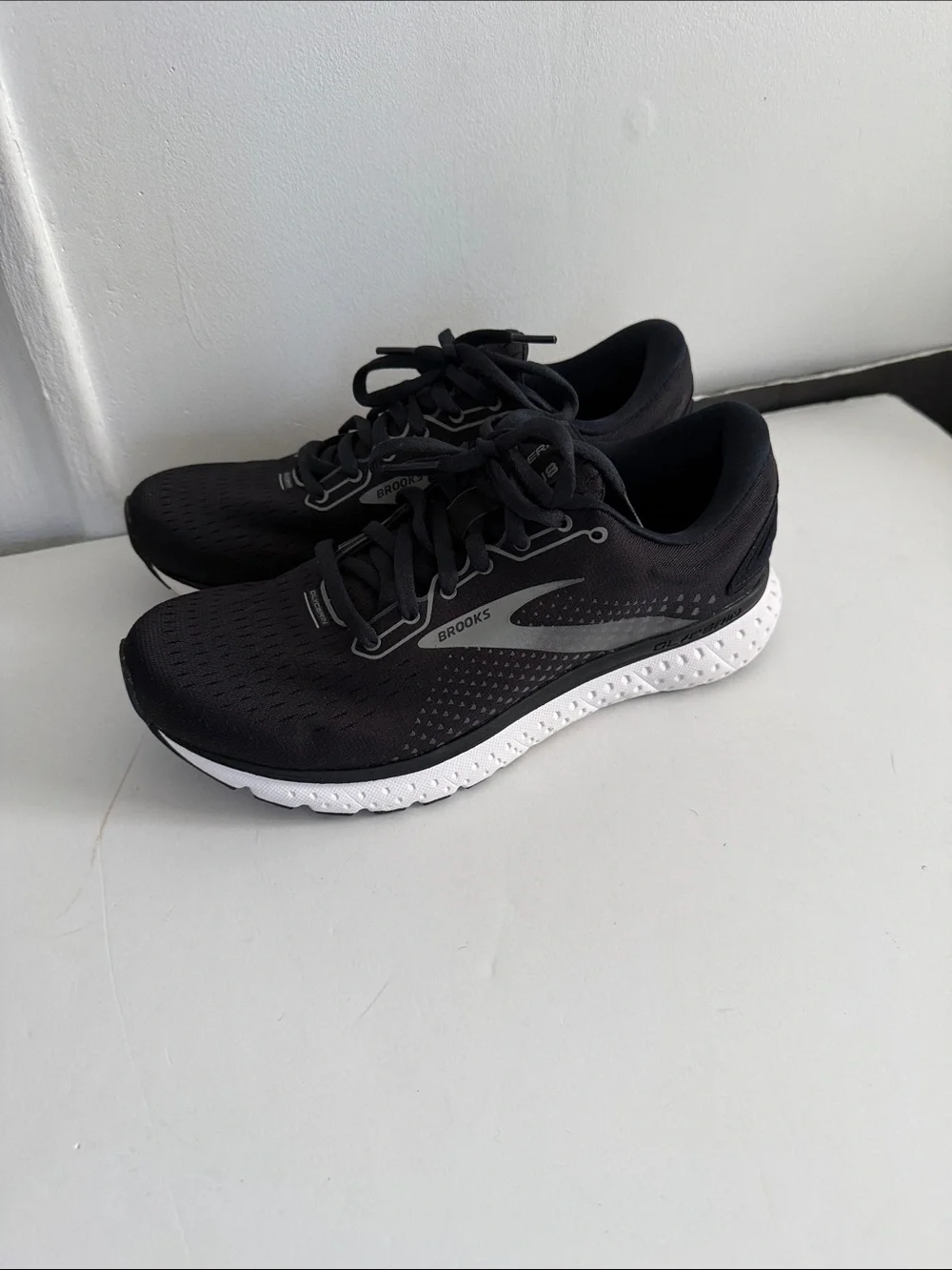 Brooks Women Black and White Running Shoes - Glycero 18  WE RUN  ON SCIENCE